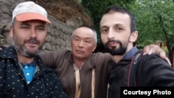 Далери Имомали (справа) с жителями приграничных сел