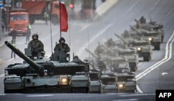 Т-90М танктары Москванын борборунда баратат. Жеңиш парадына даярдык, 3-май, 2025-жыл.