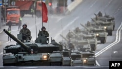 Жеңіс парадына дайындық кезіндегі ресейлік T-90M танкілері. Мәскеу, 3 мамыр 2025 жыл.