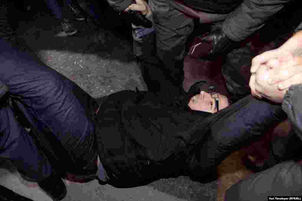 Law enforcement officers arrest antigovernment rally participants on Moscow's Triumph Square on December 6.