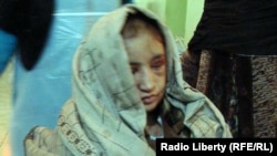 14 жашар Сахар Гүл  күйөөсүнүн үйүндөгү жертөлөдөн бошотулгандан кийин. 28-декабрь, 2011.