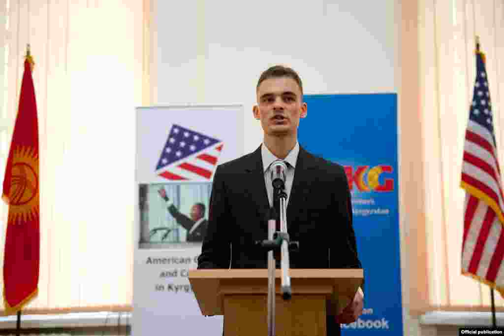 Победитель в номинации декламационного чтения Никита Меньшов выступает&nbsp;на английском языке&nbsp;с речью "У меня есть мечта".