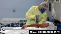 داکتر حین تداوی شخصی که به ویروس کرونا مبتلا شده است.